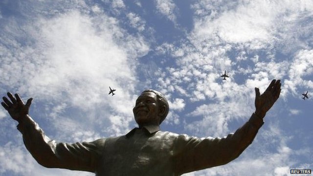  عظیم افریقی رہنما منڈیلا کا نو میٹر اونچے مجسمے کی رونمائی